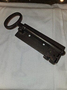 Vintage Heavy Cast Iron Skeleton Key Door Knocker – Rustic Antique Style